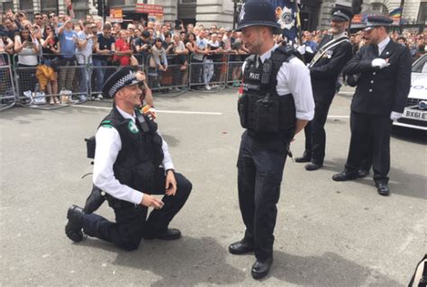 Dos policías le declaran matrimonio a sus parejas en la marcha del Orgullo Gay Sopitas