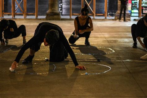 Artistas Hacen Arder La Frase M Xico Feminicida Frente Al Palacio De