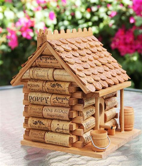 Log Cabin birdhouse wood and wine corks Idées nichoir Bouchons de