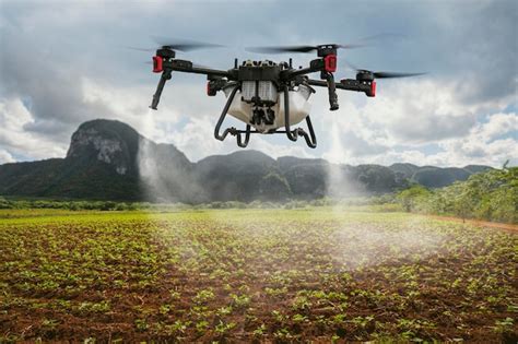 Um Drone Industrial Em Um Campo Verde E Pulveriza Pesticidas Teis Para