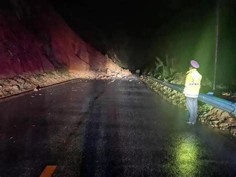 預警！降雨持續！陝西安康部分地方出現山體垮塌，交通受阻 每日頭條