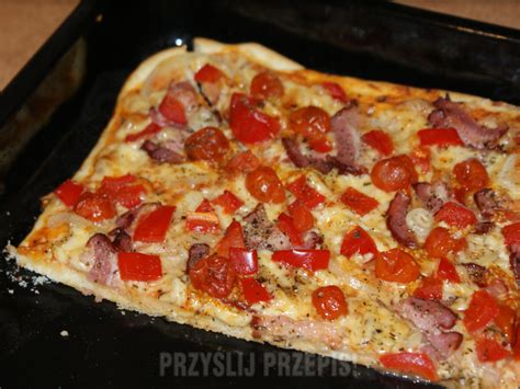 Pizza z wędzonym boczkiem i pomidorkami koktajlowymi przepis