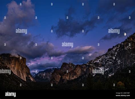 The World Famous Tunnel View Of Yosemite National Park Stock Photo Alamy