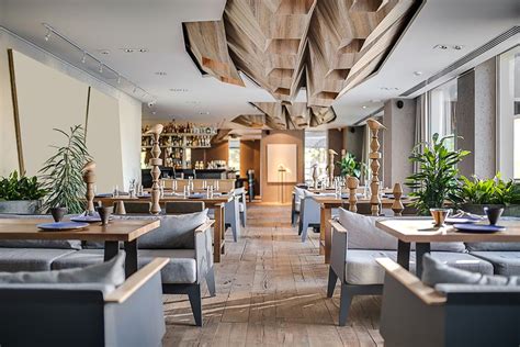 クラシック音楽が聴けるカフェ12選。魅力的な日本全国の名曲喫茶 | LOOHCS | Restaurant interior design ...