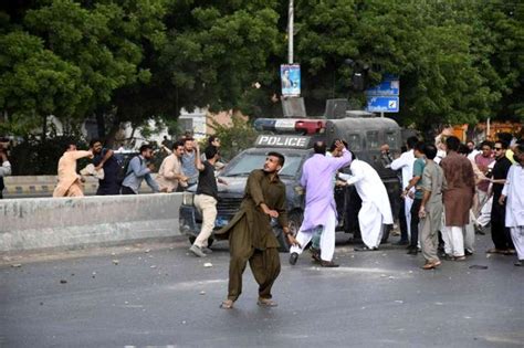 Pakistan Da Eski Ba Bakan Khan Destek Ilerine Bir Kentte Daha Polis