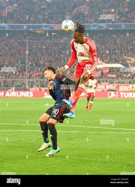 Mathys Tel Fcb En Comp Tition Pour Le Ballon Attaque Duel Header