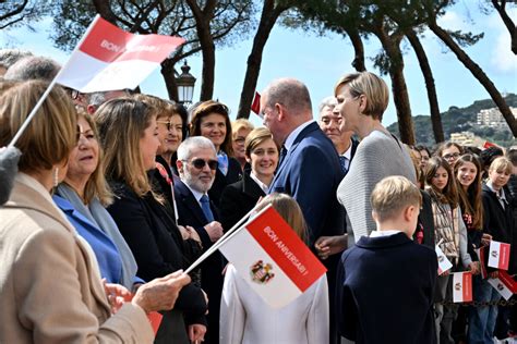 Photo La Foule Tait R Unie Aux Abords Du Palais Princier Albert