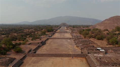 Vista Aérea De La Avenida De Los Muertos En El Complejo De Teotihuacan