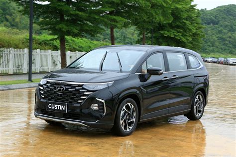 Hyundai Custin giảm giá 50 triệu đồng đua doanh số Toyota Innova Cross