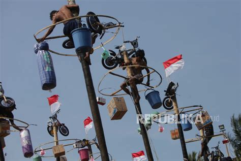 Adu Cepat Panjat Pinang Rayakan Hut Ri Ke 78 Di Ancol Republika Online