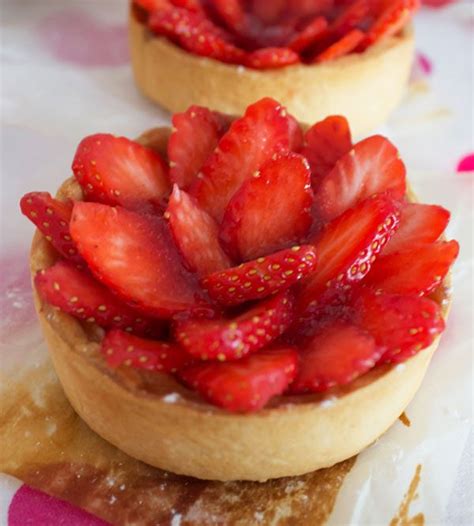 Strawberry Tart Recipe With Vanilla Pastry Cream — Eatwell101