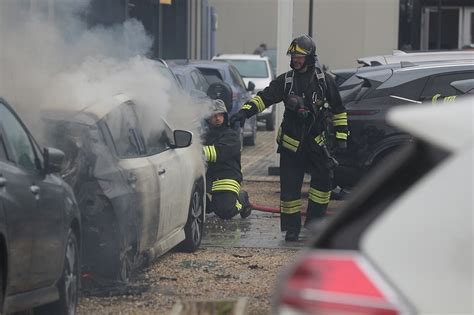 FOTO Auto Elettrica Prende Fuoco Nel Parcheggio Di Una Concessionaria