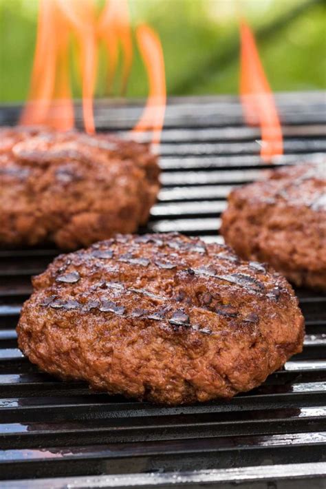 Best Grill Temp for Burgers (What Temperature to Grill Hamburgers) - IzzyCooking