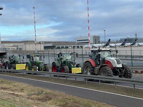 Alert La Frankfurt Fermierii Au Blocat Accesul La Aeroport Cel Mai