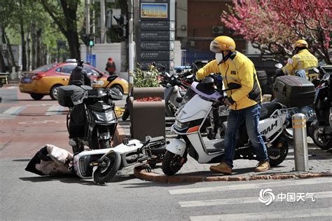 北京大风沙尘呼呼吹 树枝折断车辆倒伏影响出行 天气图集 中国天气网