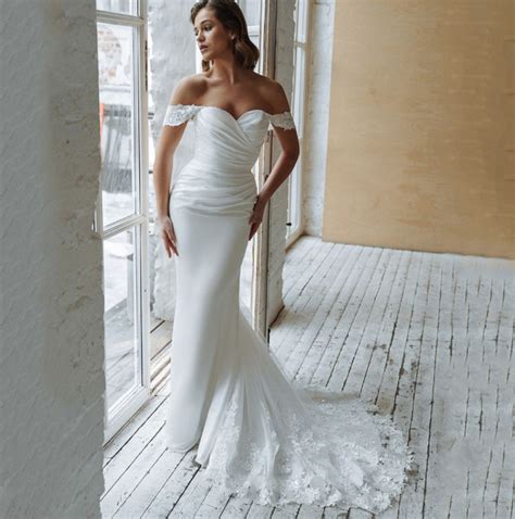 Brautmode 2024 Schulterfreies I Linie Brautkleid Friedel Mit Spitze