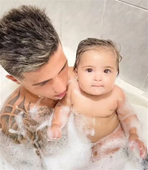 Enzo Fern Ndez En Fotos De Familia Bonitas Fotos Pap E Hija