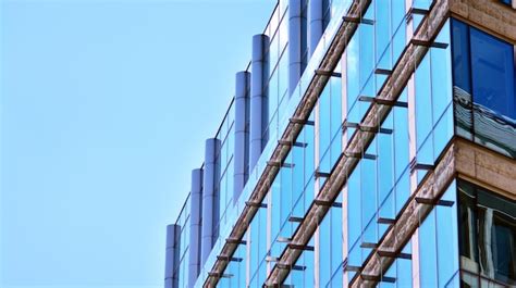 Un Edificio Con Una Fachada De Cristal Azul Y Una Ventana De Cristal