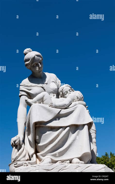 Monumento A La Madre Y El Niño En El Parque Central Park Granada