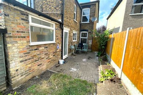 Brentwood Road Gidea Park Romford Rm1 3 Bedroom Semi Detached House