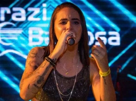 Cantora sertaneja morre após perder controle do carro e capotar