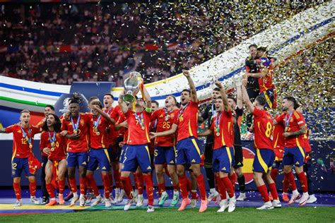 La Selección Española levantando celebrando el triunfo de la Eurocopa