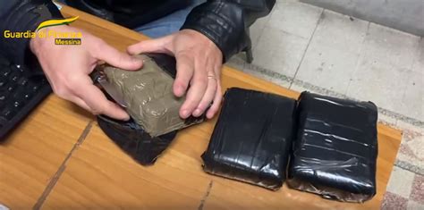 Sbarca A Messina Con 1 5 Di Hashish In Valigia Arrestato Corriere