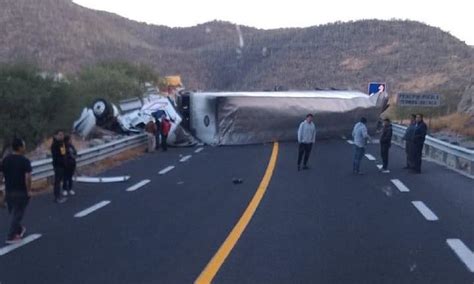 Fuerte Accidente En La Cuacnopalan Oaxaca Ocasiona Cierre De La Vialidad