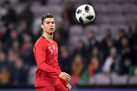 VidÉo Un Fan Mécontent De Cristiano Ronaldo Vole Jusquen Suède Pour