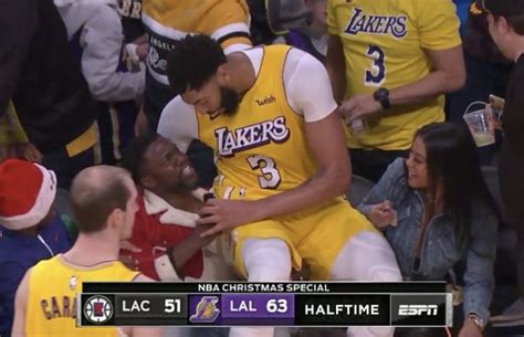 Video Anthony Davis Crashes Into Kevin Hart During Lakers Game