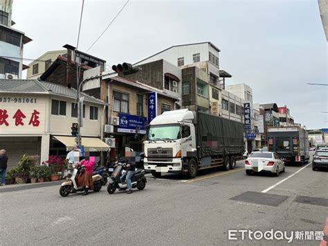 苗栗夫妻看完病騎車返家遭起步大貨車推撞！雙雙倒地送醫 Ettoday社會新聞 Ettoday新聞雲