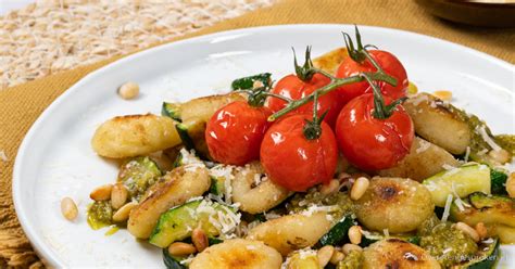 Gnocchi Met Pesto Courgette En Gepofte Tomaatjes Overetengesproken Nl