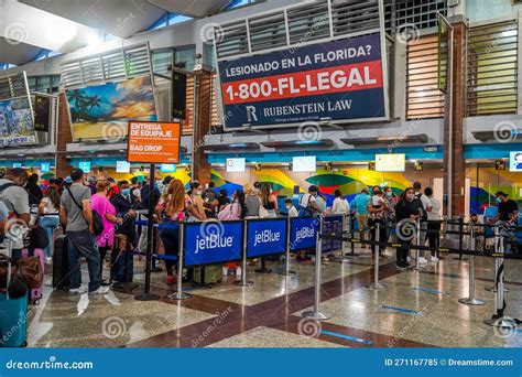 Contador De Checkin Azul No Aeroporto Internacional De La Romana Imagem ...