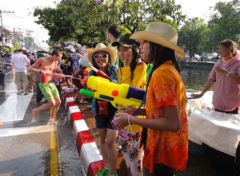 The Water Fight In Chiang Mai During Songkran 2011 16 Flickr