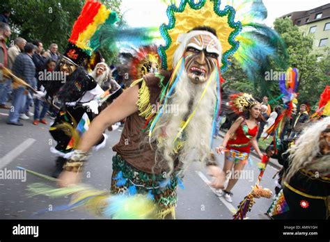 Los Bailarines En El Carnaval De Las Culturas En Berl N Alemania