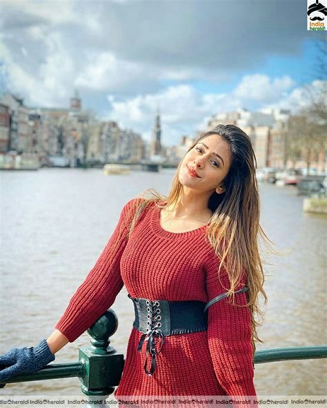Hiba Nawab Hot Vacation Photos