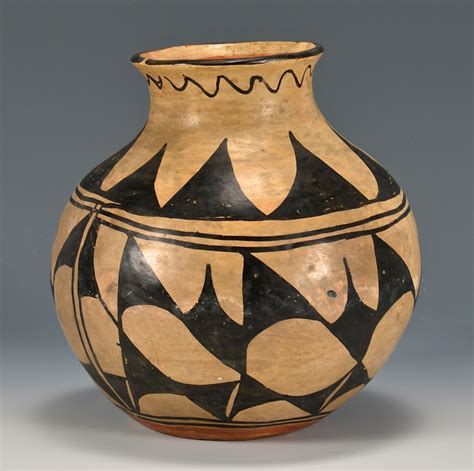 Lot 524: Southwest Native American Pottery Olla