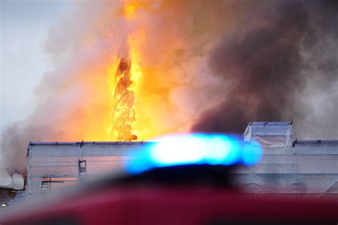 Incendio En La Antigua Bolsa De Valores Copenhague Provoca La Ca Da De