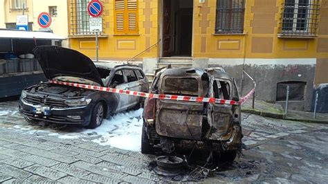 Auto In Fiamme In Piazza Del Ferro A Genova Intervento Dei Vigili Del