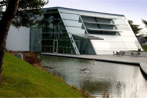 Der Volkswagen Nutzfahrzeuge Pavillon In Der Autostadt In Wolfsburg