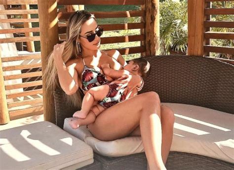 De biquíni Letícia Santiago amamenta o filho looks de estampas