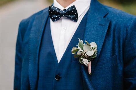 El Atractivo Novio Con Corbata De Mo O En Un Traje Con Boutonniere O