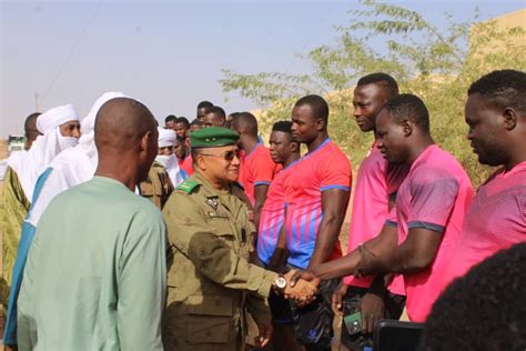 Agadez Le gouverneur rend visite aux lutteurs présélectionnés pour la