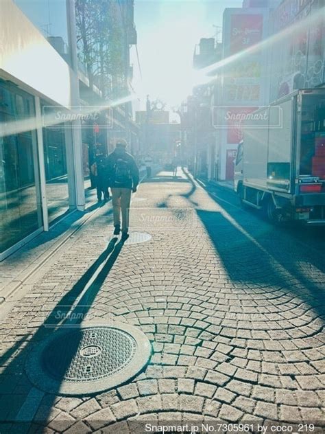 歩道を歩く人の写真・画像素材 7305961 Snapmart（スナップマート）