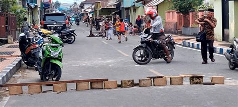 Hingga Malam Ini Jalan Pattimura Tual Masih Dipalang Kayu Dan Batu