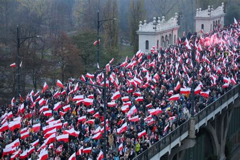 Ulicami Warszawy Pod Has Em Jeszcze Polska Nie Zgin A Przejdzie