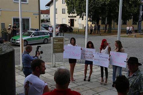 Porno Star Natalie Hot Ihre Demo In Amfping Abendzeitung M Nchen