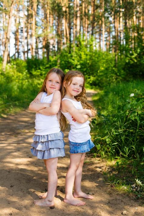 Deux Amie De Petite Fille Treignant Dans La For T Photo Stock Image