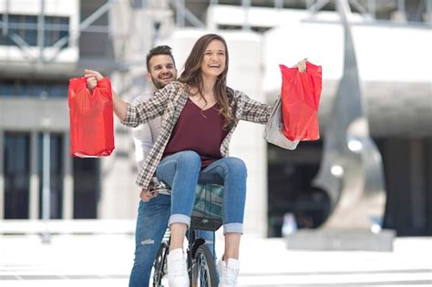 Feliz Pareja Joven Divirti Ndose En La Ciudad Montando En Bicicleta Con