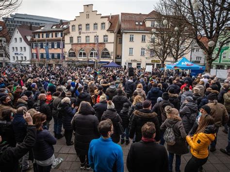 Mehrere Tausend Demonstrieren Gegen Corona Ma Nahmen Meinka